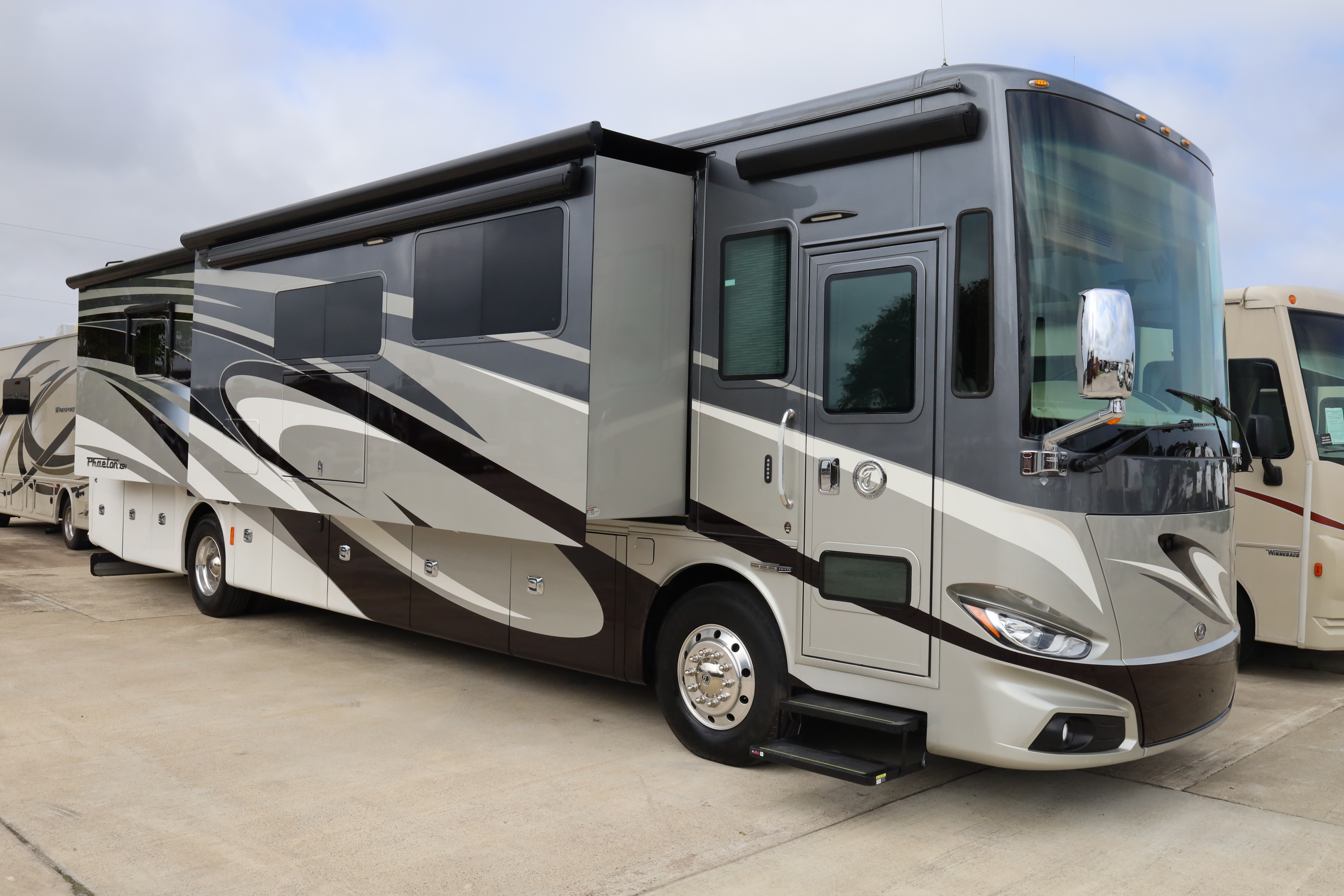 2017 Tiffin Motorhomes Phaeton 40 IH Class A Diesel Motorhome - Diesel Pusher RV