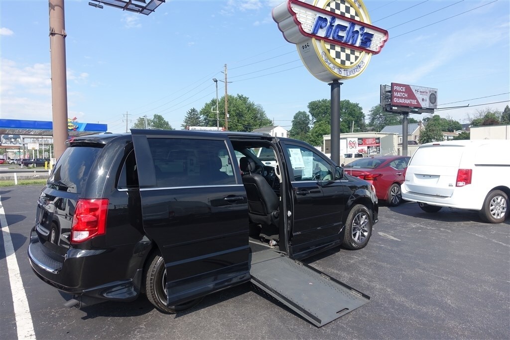 2017 DODGE GRAND CARAVAN SXT in Reading, PA