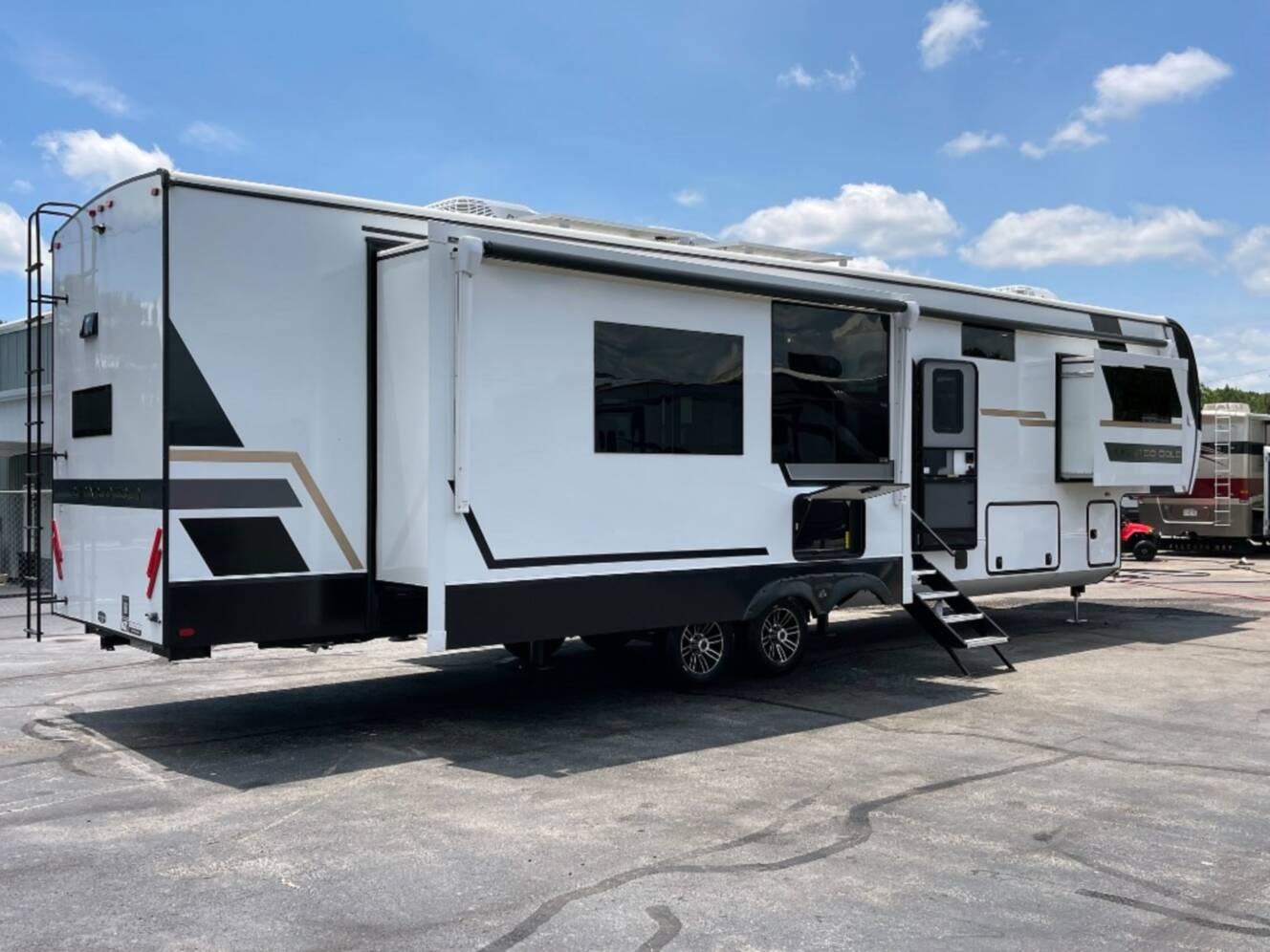 A photo of this 2026 Kz Durango Gold G390MLQ