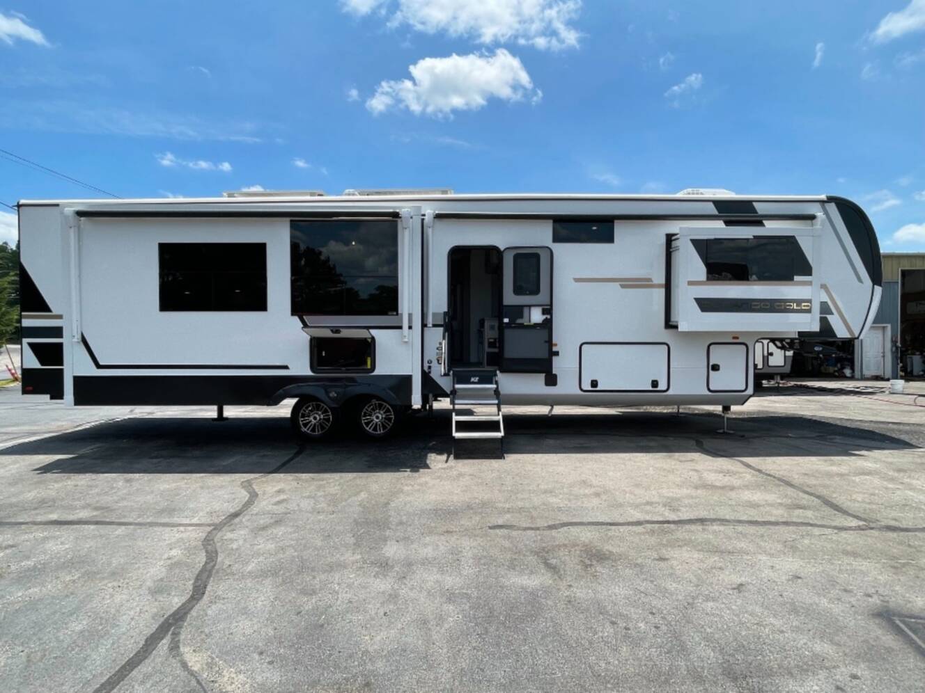 A photo of this 2026 Kz Durango Gold G390MLQ