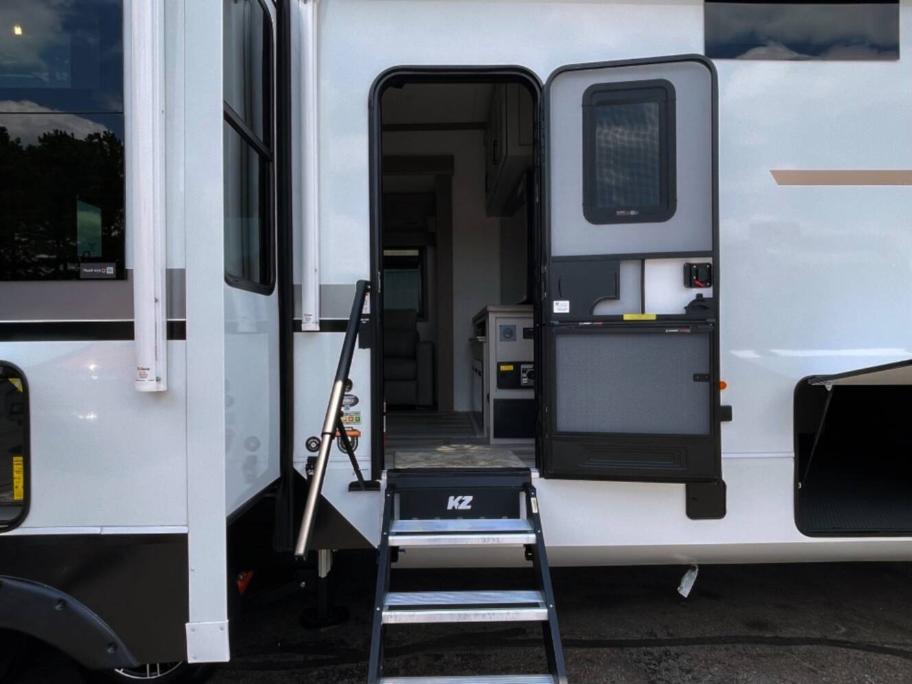 A photo of this 2026 Kz Durango Gold G390MLQ