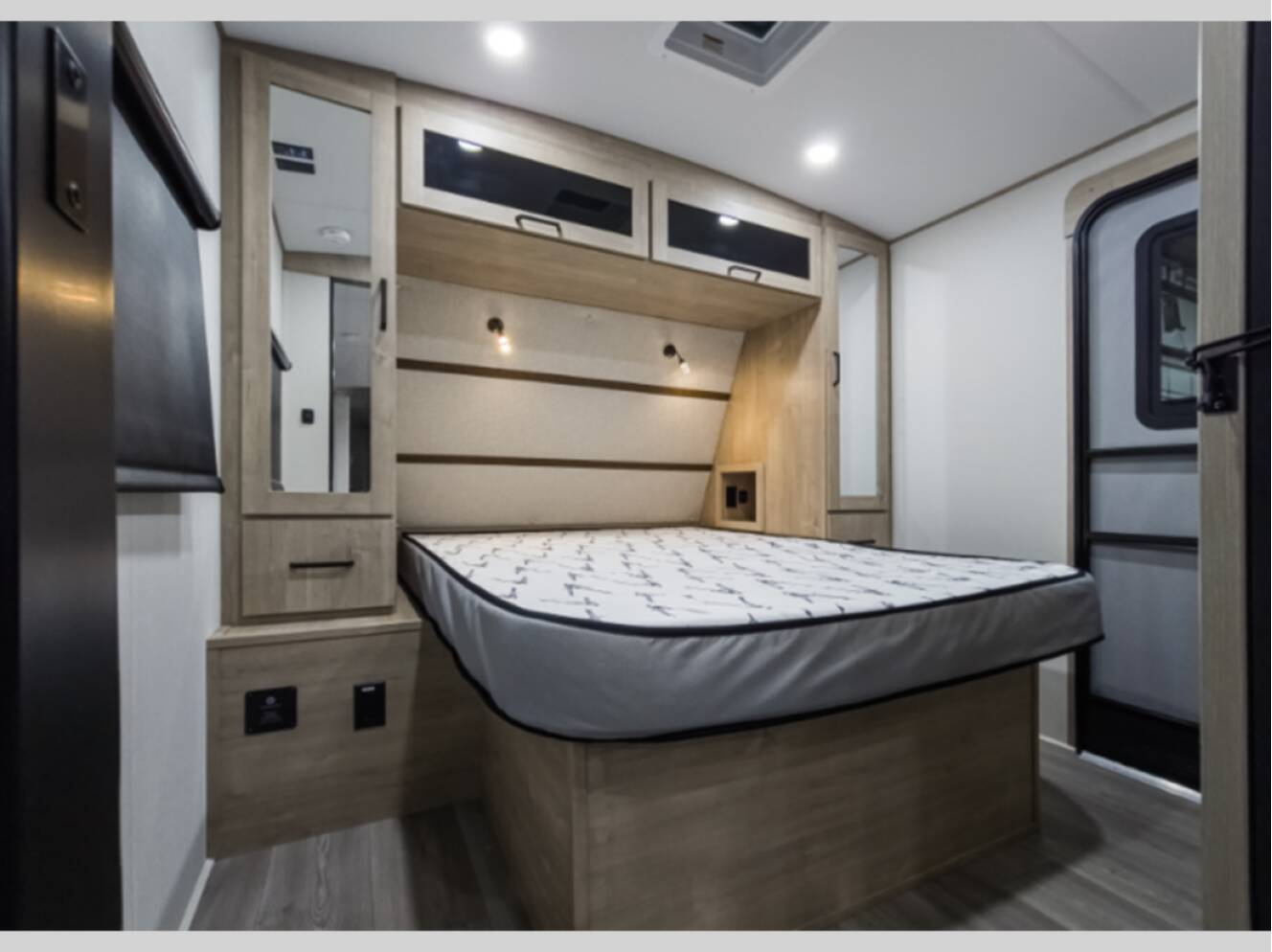 A photo of this 2027 Grand Design Imagine 2800BH