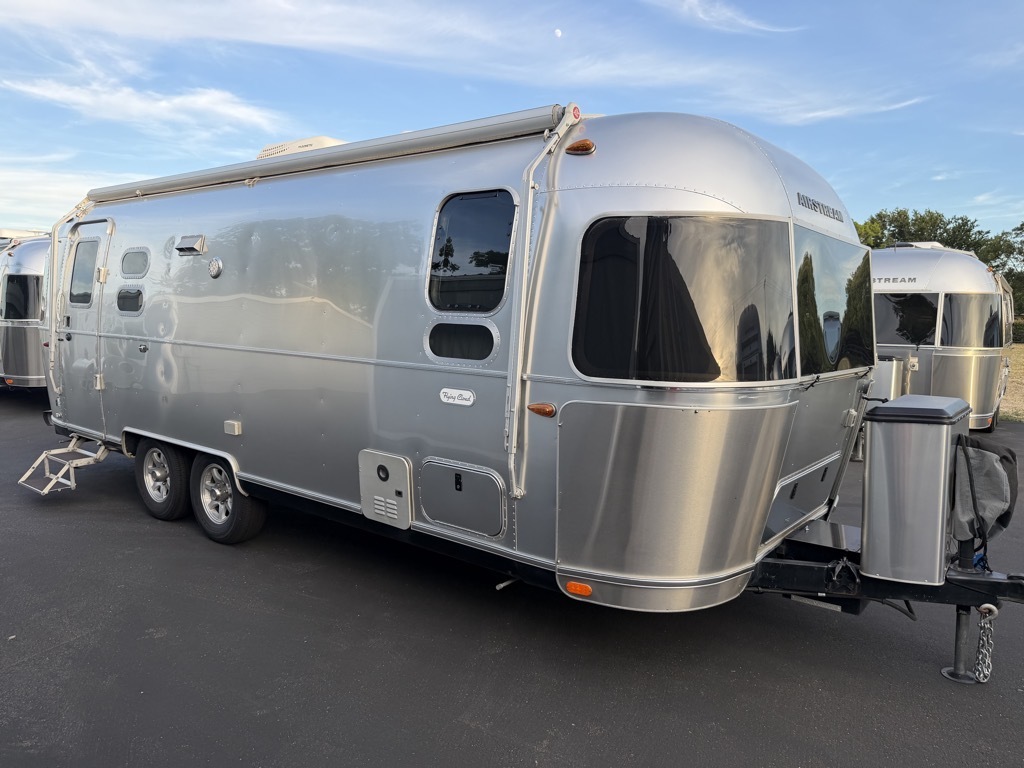 2021 Airstream FLYING CLOUD 25FB TWIN in winters CA