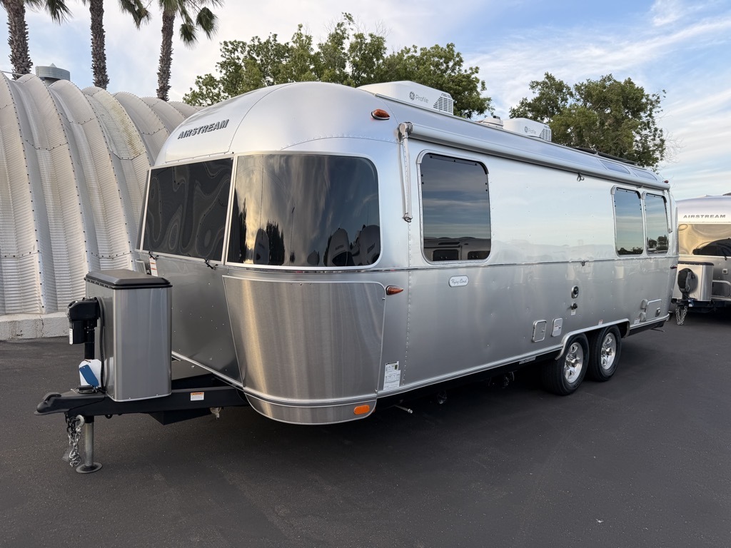 2026 Airstream FLYING CLOUD 25FB QUEEN in winters CA