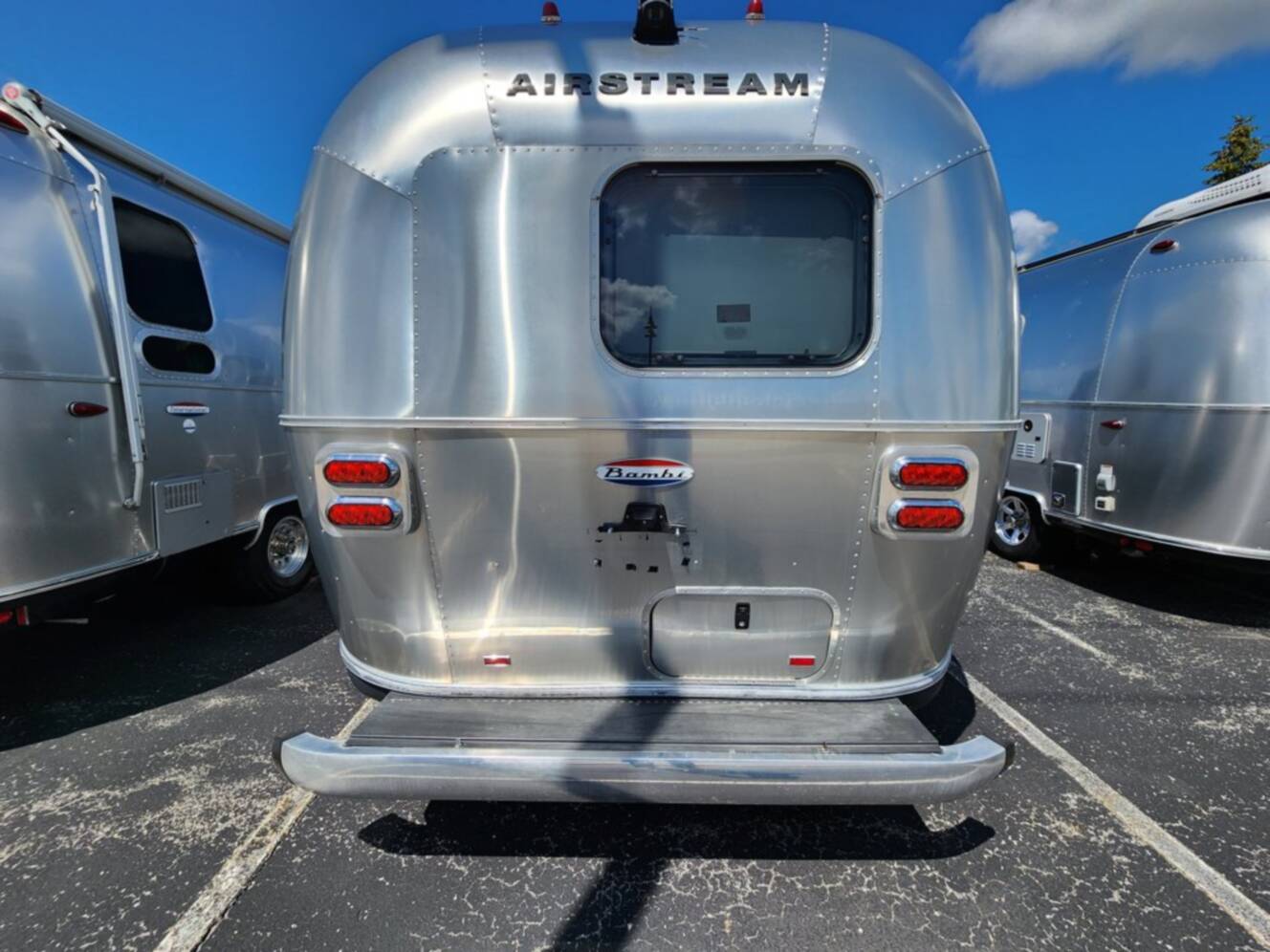 A photo of this 2016 Airstream International Signature 19