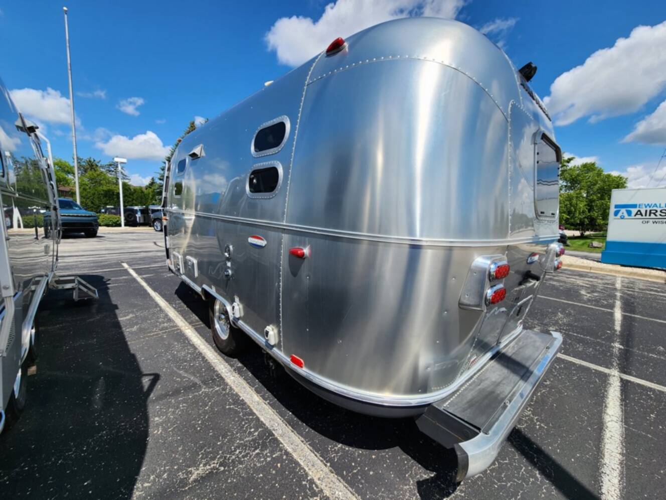 A photo of this 2016 Airstream International Signature 19