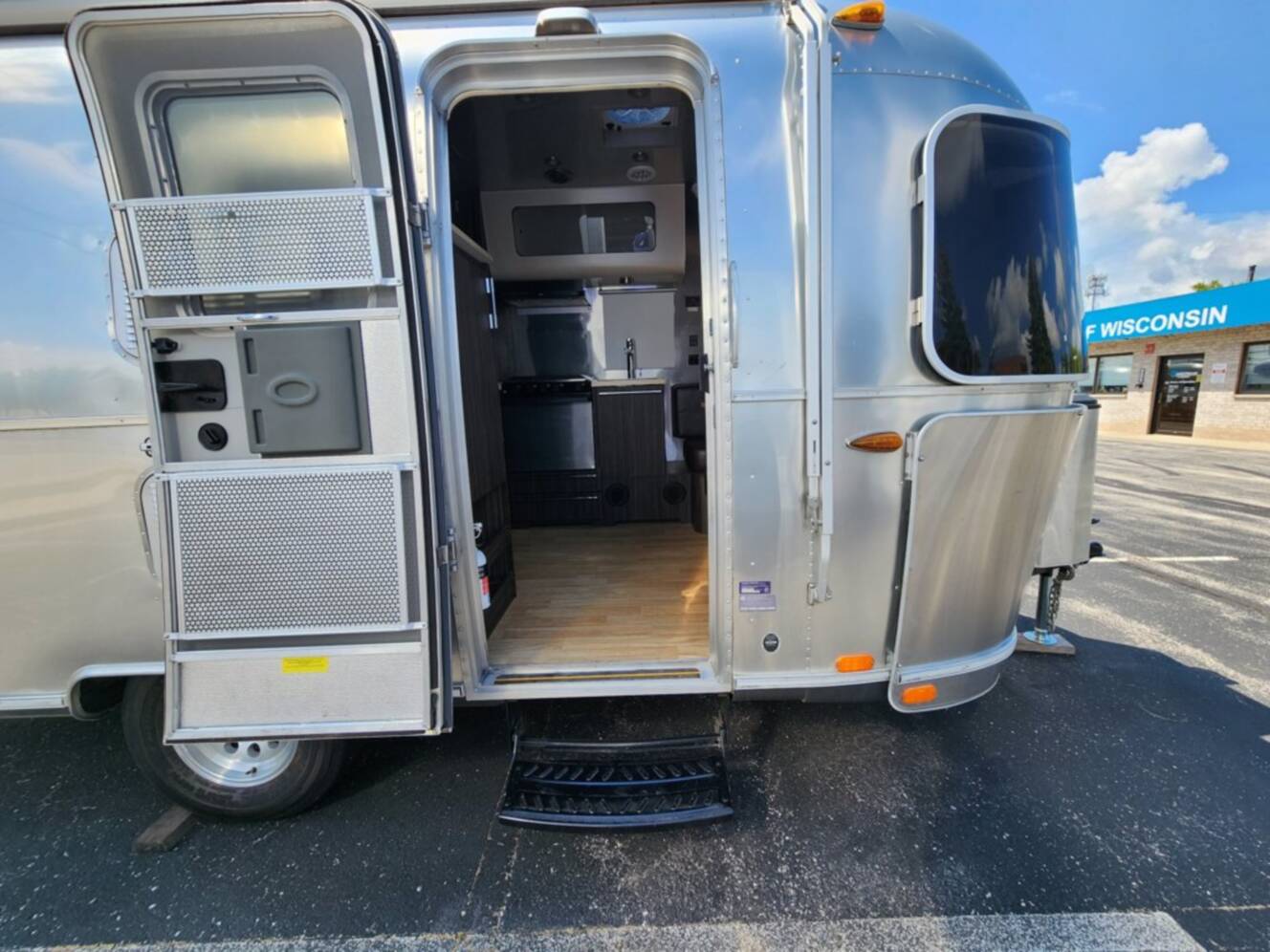 A photo of this 2016 Airstream International Signature 19