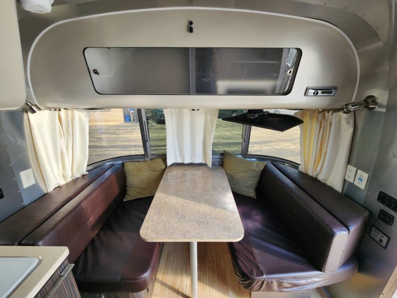 A photo of this 2016 Airstream International Signature 19