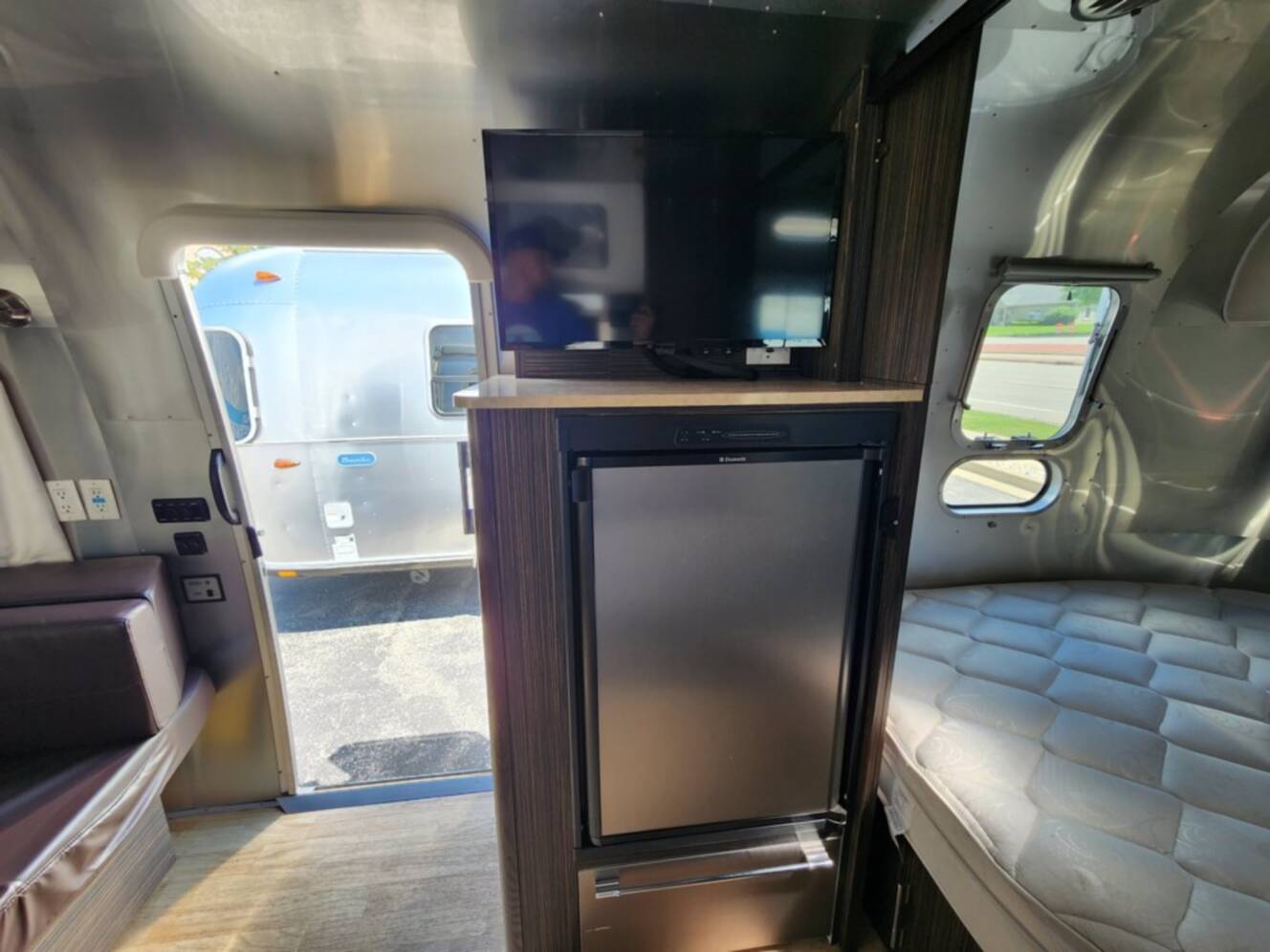 A photo of this 2016 Airstream International Signature 19