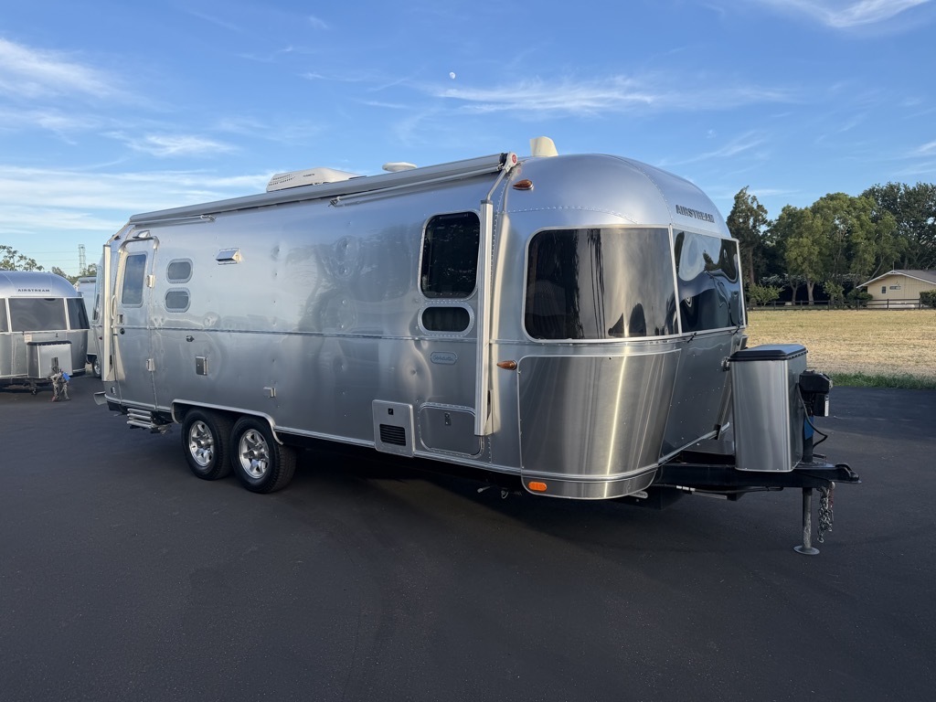 2021 Airstream GLOBETROTTER 25FBQ in winters CA
