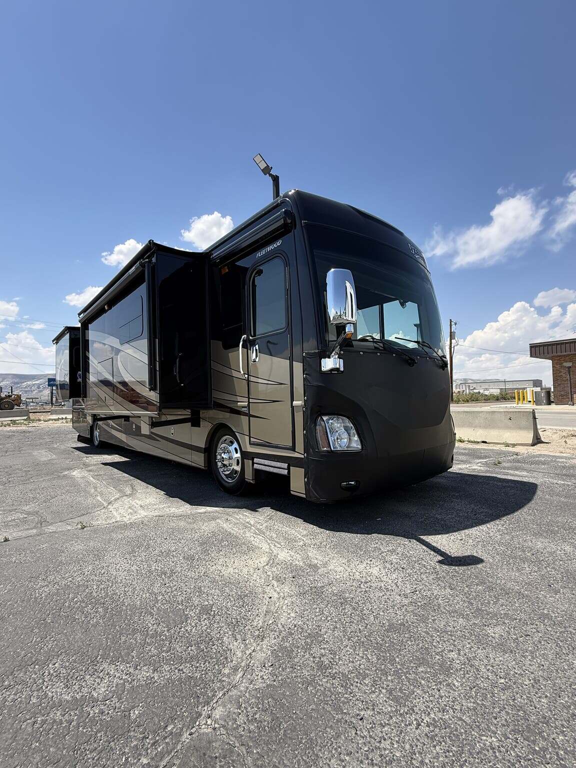 2016 Fleetwood Discovery 40E in rock springs WY