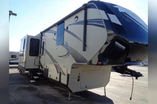 2015 Grand Design MOMENTUM 385TH in pahrump NV