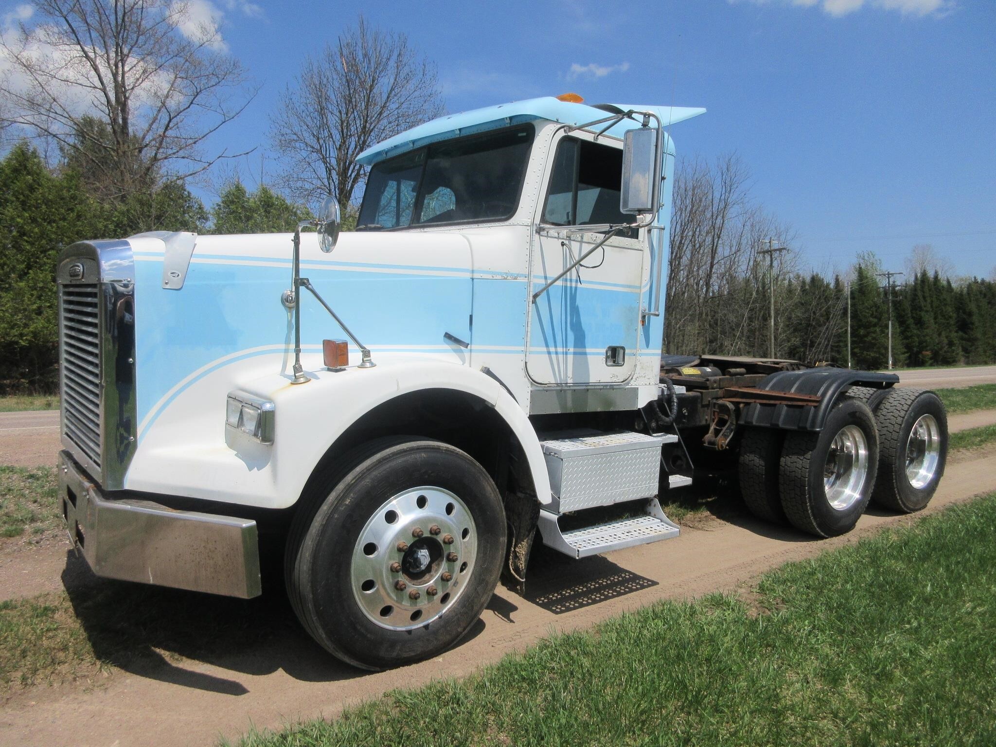 1999 FREIGHTLINER FLD120 in Wittenberg, WI