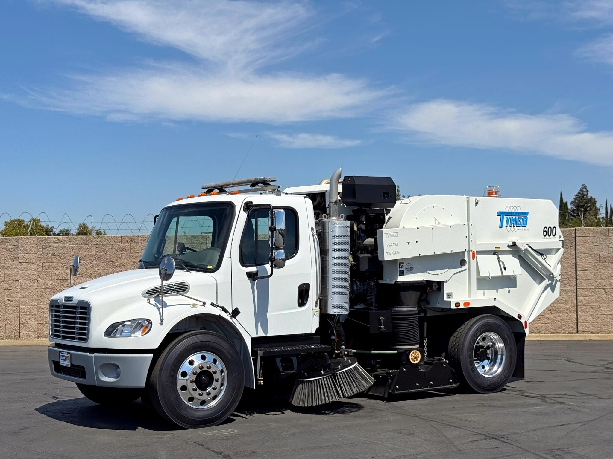 2016 FREIGHTLINER BUSINESS CLASS M2 106 in Sacramento, CA