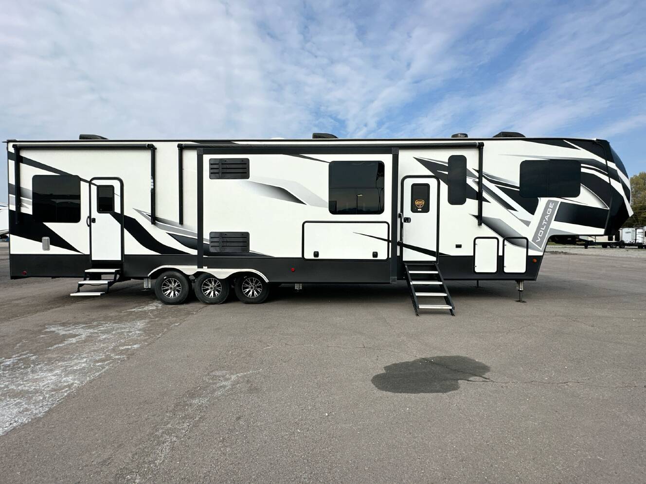 A photo of this 2020 Dutchmen VOLTAGE 4185