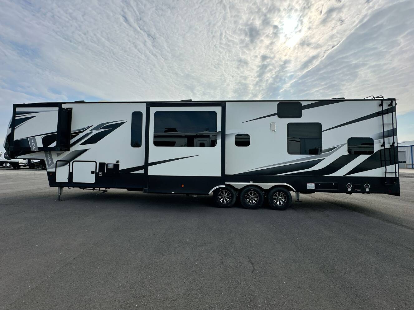 A photo of this 2020 Dutchmen VOLTAGE 4185