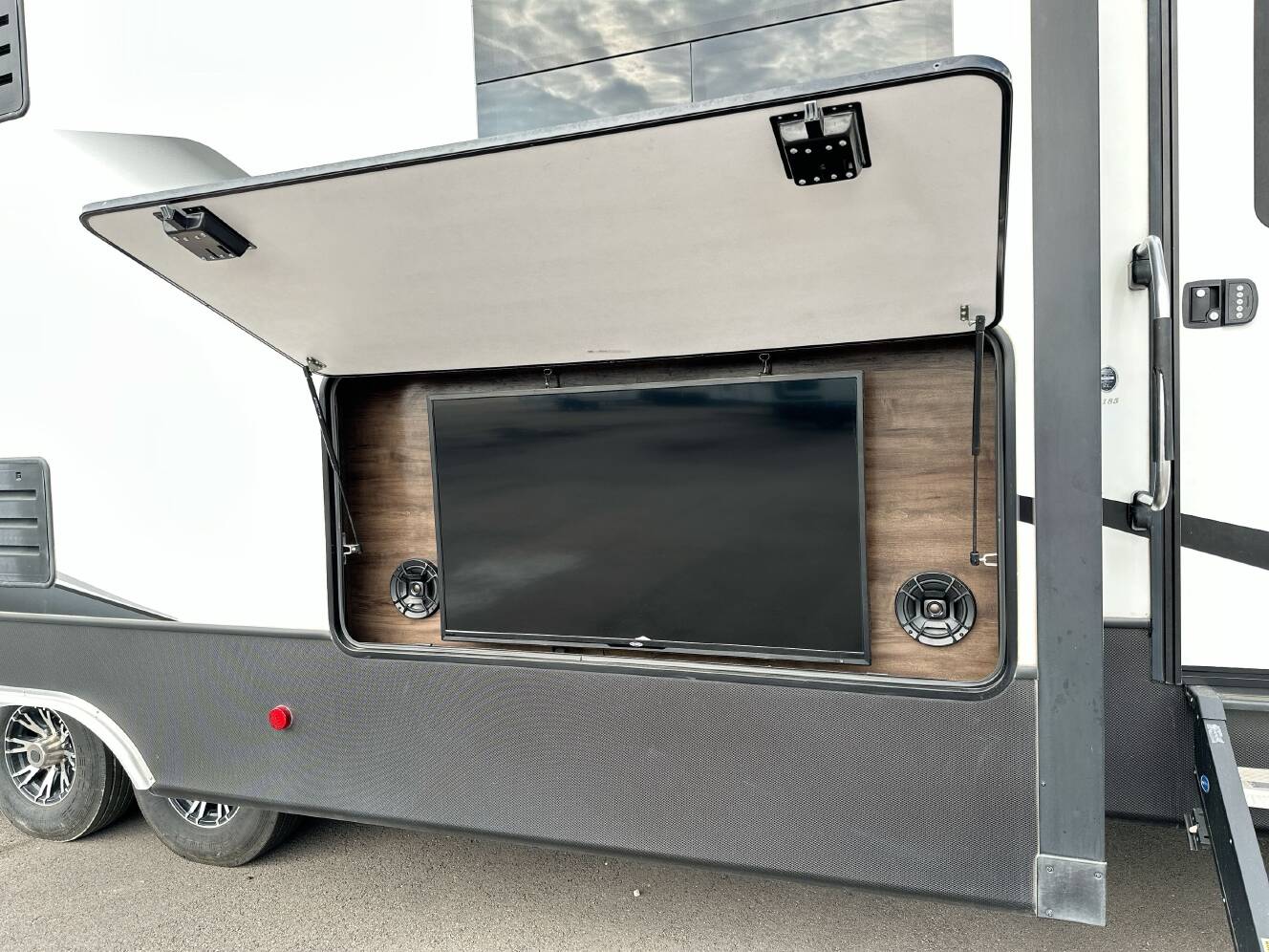 A photo of this 2020 Dutchmen VOLTAGE 4185