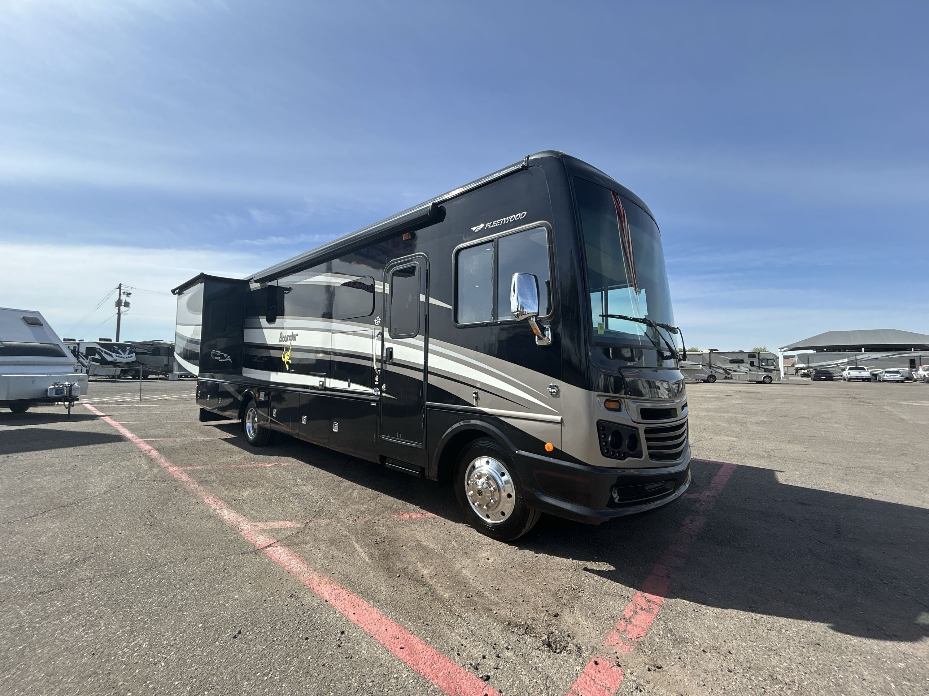 2016 Fleetwood BOUNDER 35K RV
