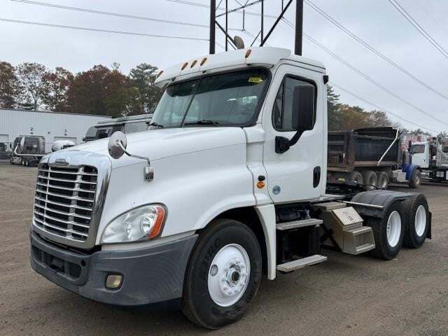 2017 FREIGHTLINER CASCADIA 125 in Seabrook, NH