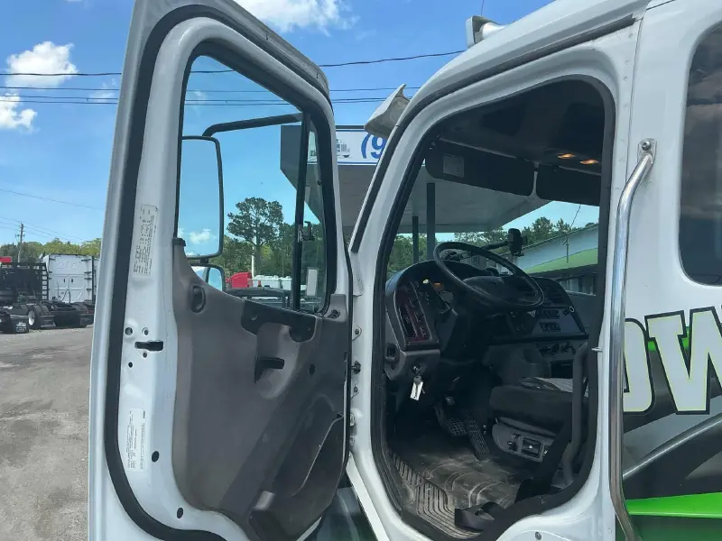 2020 Freightliner M2 106