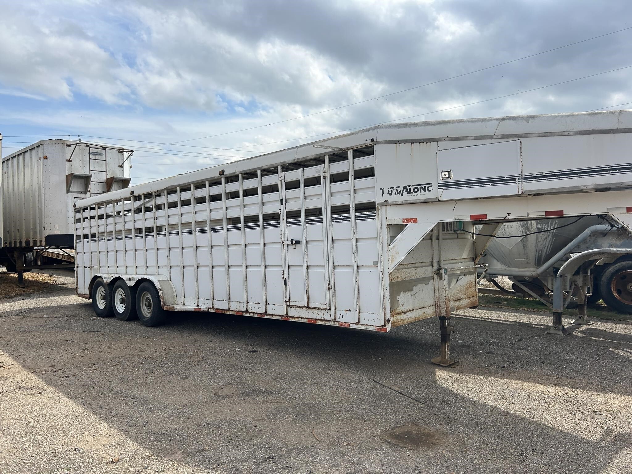 2005 TRAVALONG 36 FT LIVESTOCK in Covington, TN
