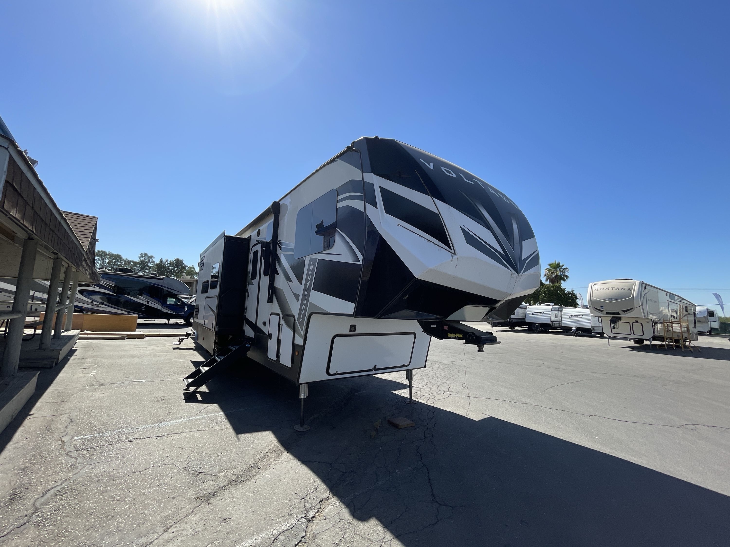 2021 Dutchmen VOLTAGE 4175 Fifth Wheel Toy Hauler RV
