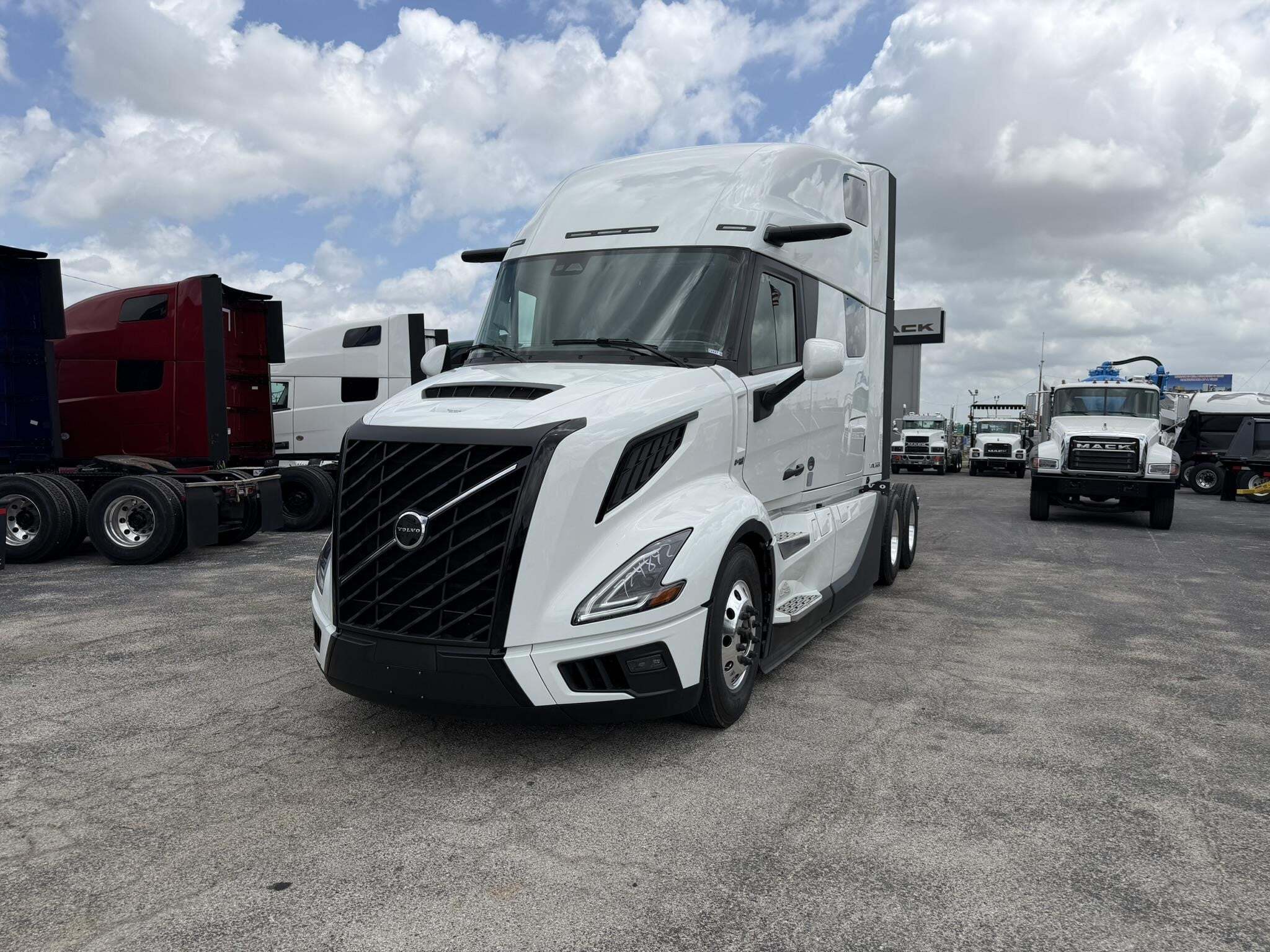 2027 VOLVO VNL64T860 in Fort Worth, TX
