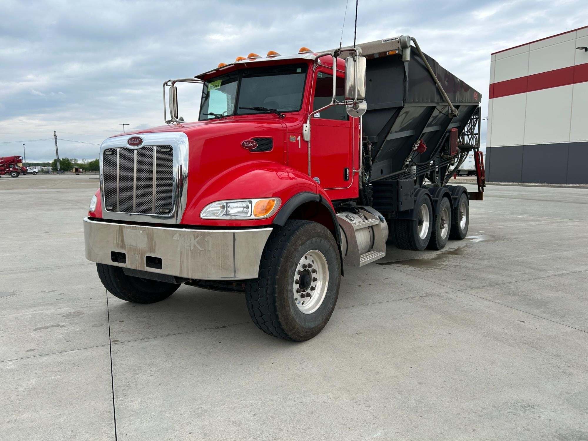 2019 PETERBILT 348 in Indianapolis, IN