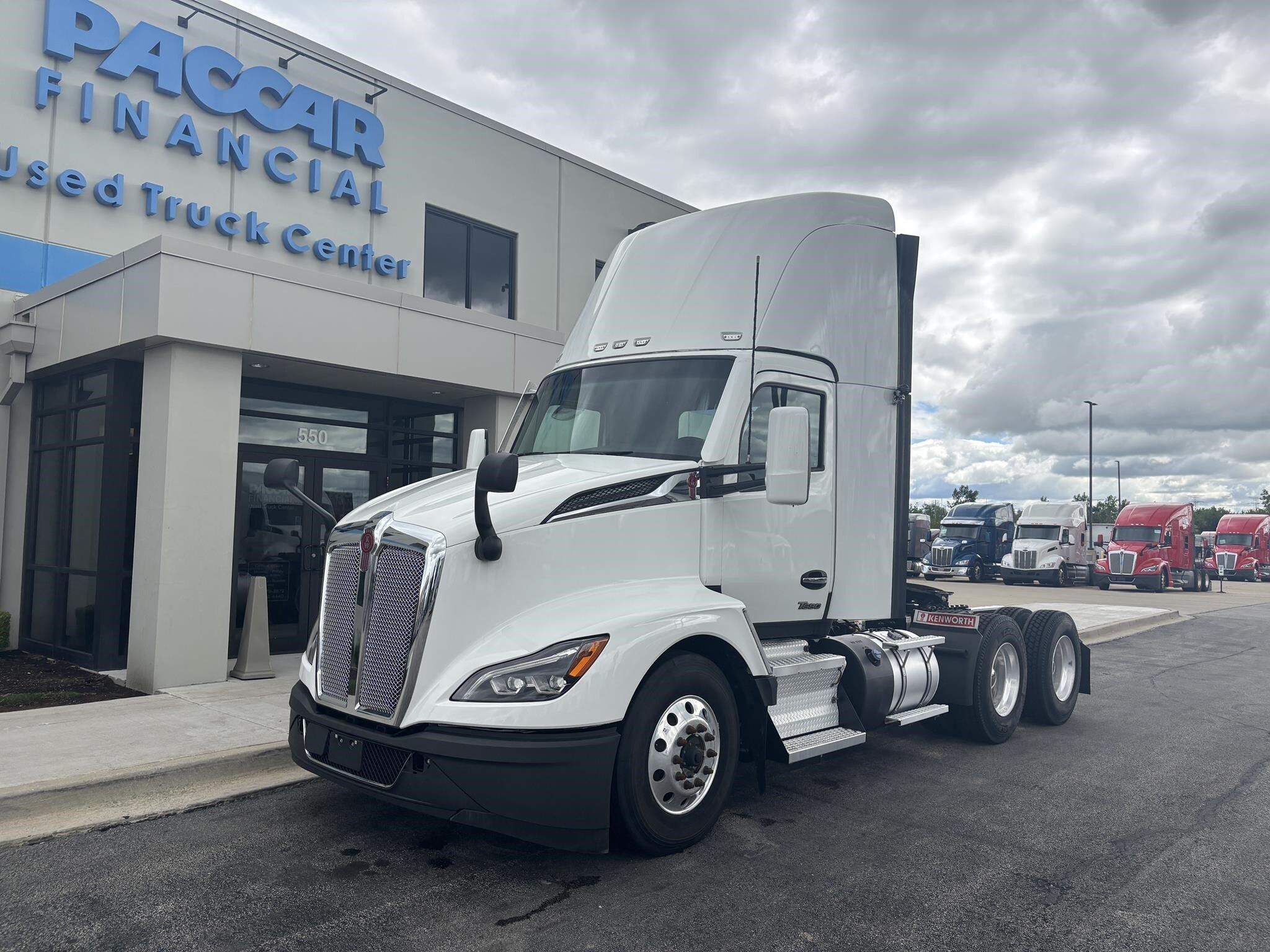2023 KENWORTH T680 in Minooka, IL