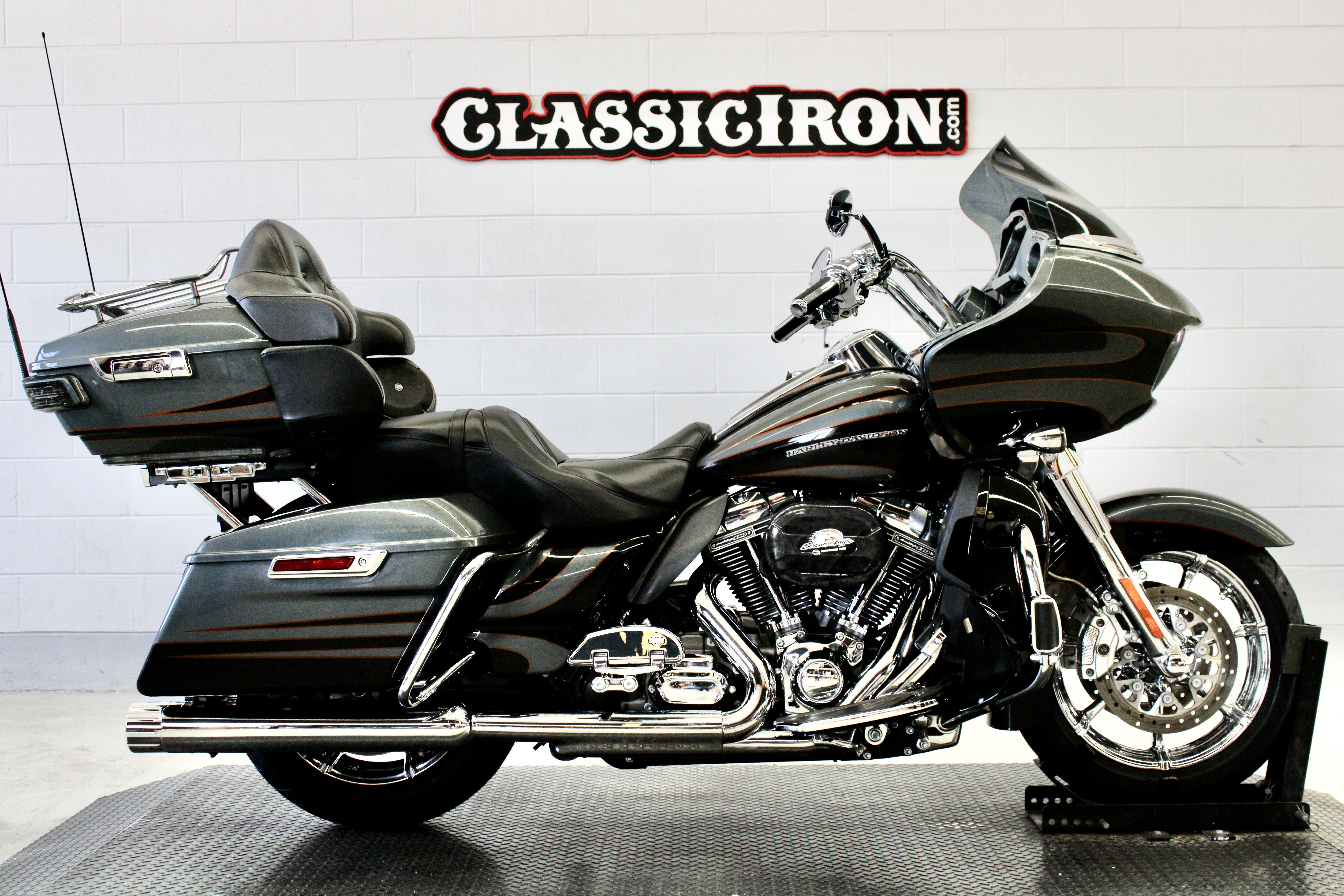 2016 Harley-Davidson CVO™ Road Glide™ Ultra CVO ULTRA in Fredericksburg, VA
