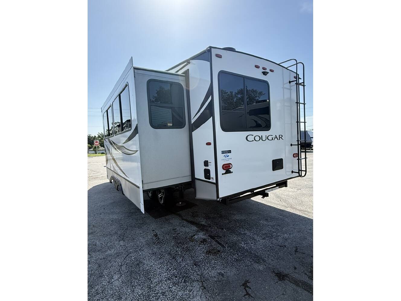 A photo of this 2021 Keystone COUGAR 25RES HALF TON