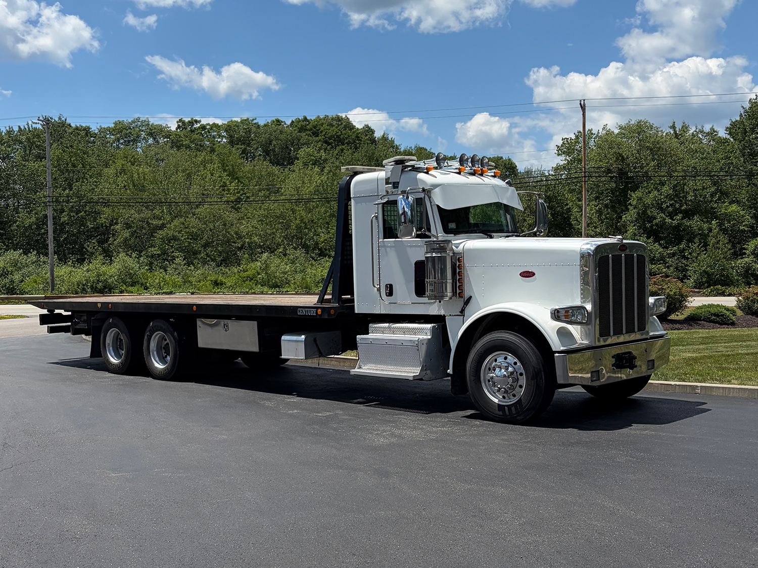2015 PETERBILT 389 in Plainville, MA