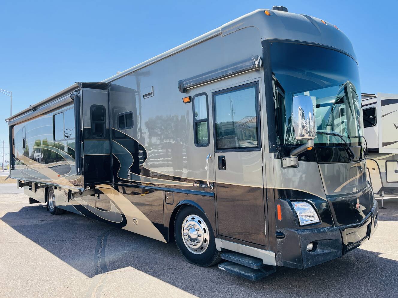 A photo of this 2007 Winnebago Vectra 40TD