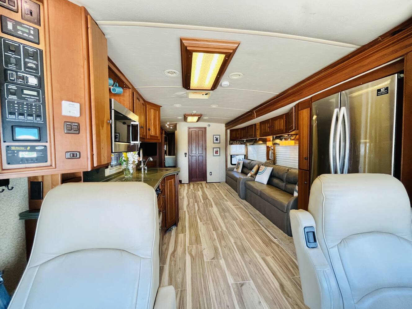 A photo of this 2007 Winnebago Vectra 40TD