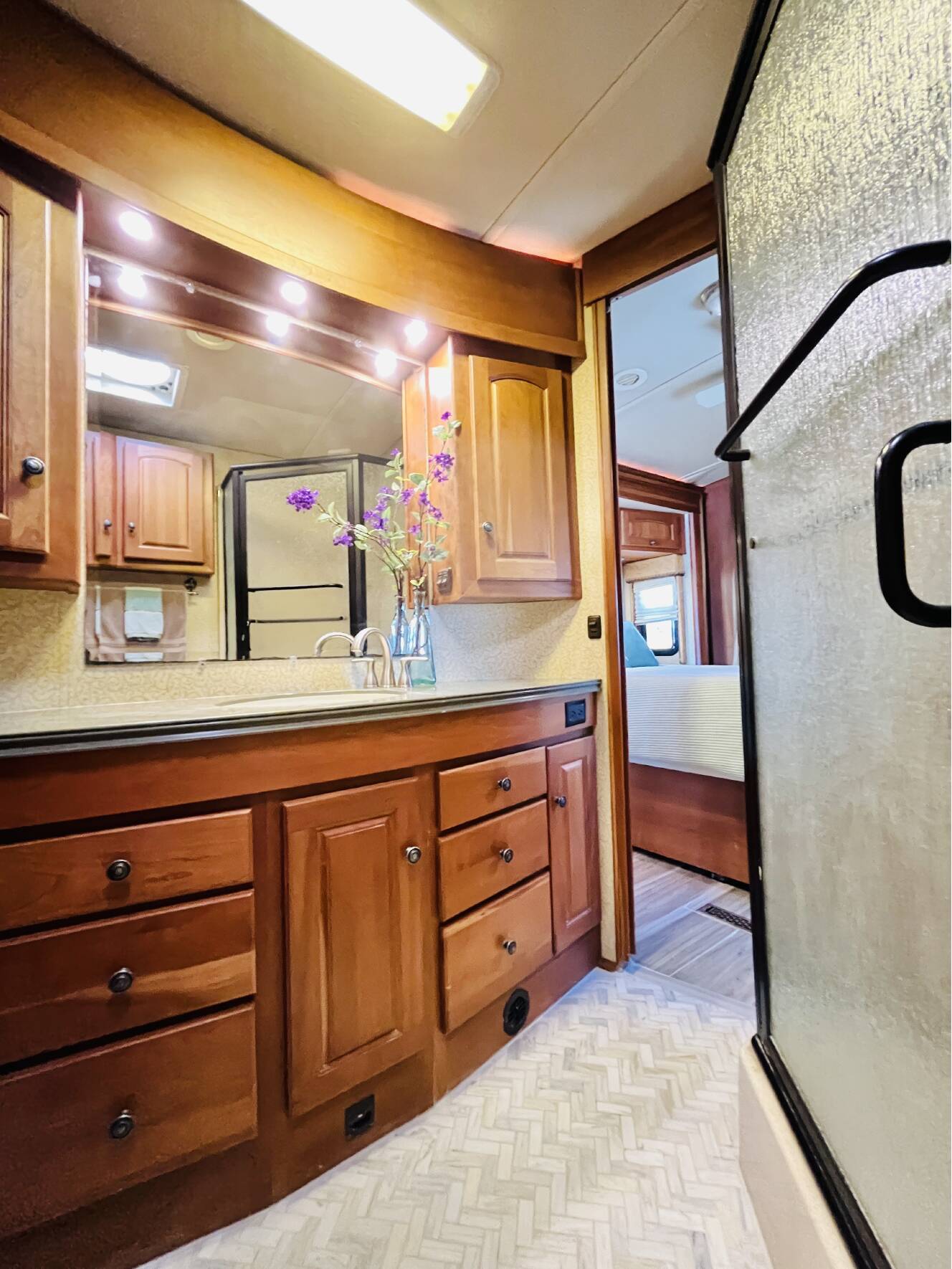 A photo of this 2007 Winnebago Vectra 40TD