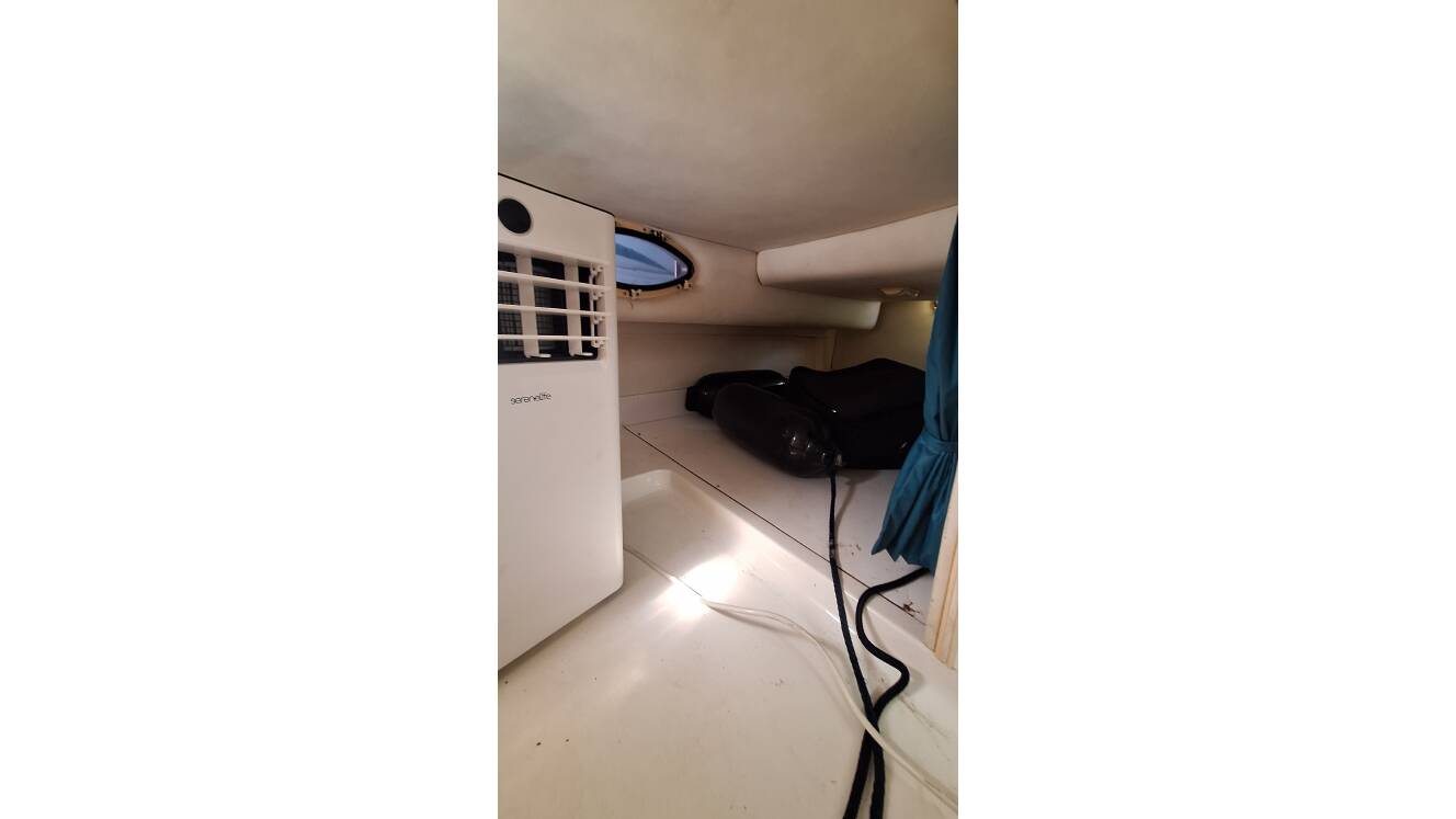 A photo of this 1997 Chris-Craft 26 CROWNE