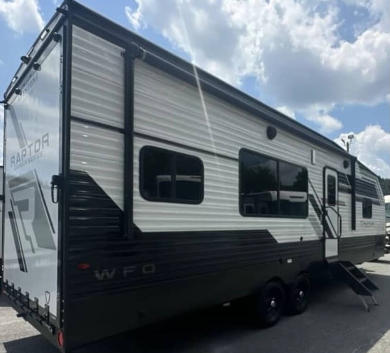 A photo of this 2024 Keystone CARBON 29WFO