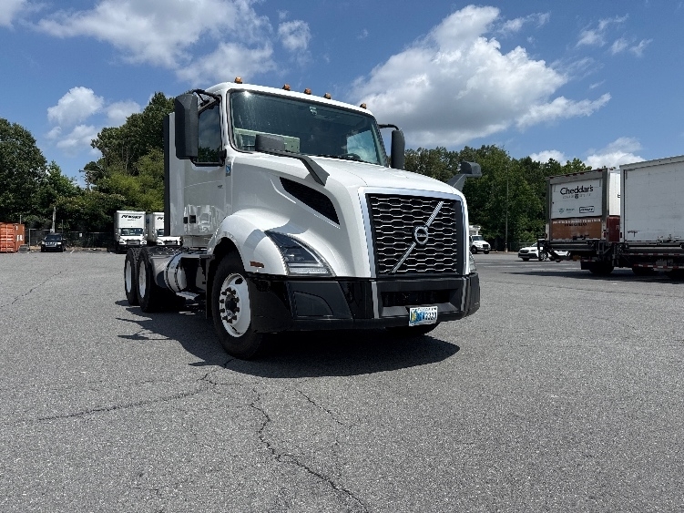 2022 VOLVO VNL64T300 in Little Rock, AR
