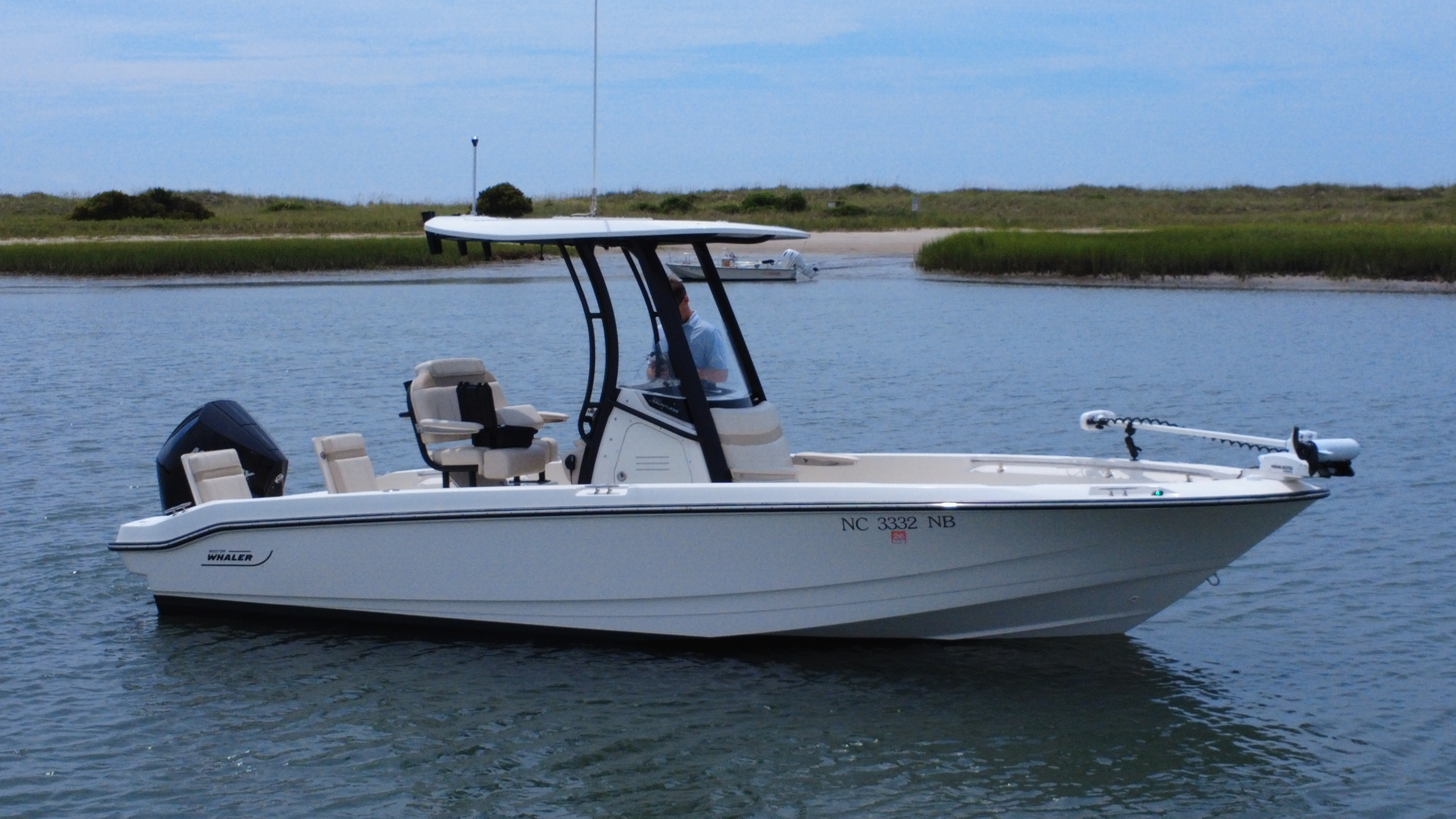 2023 Boston Whaler 220 DAUNTLESS in wrightsville beach NC