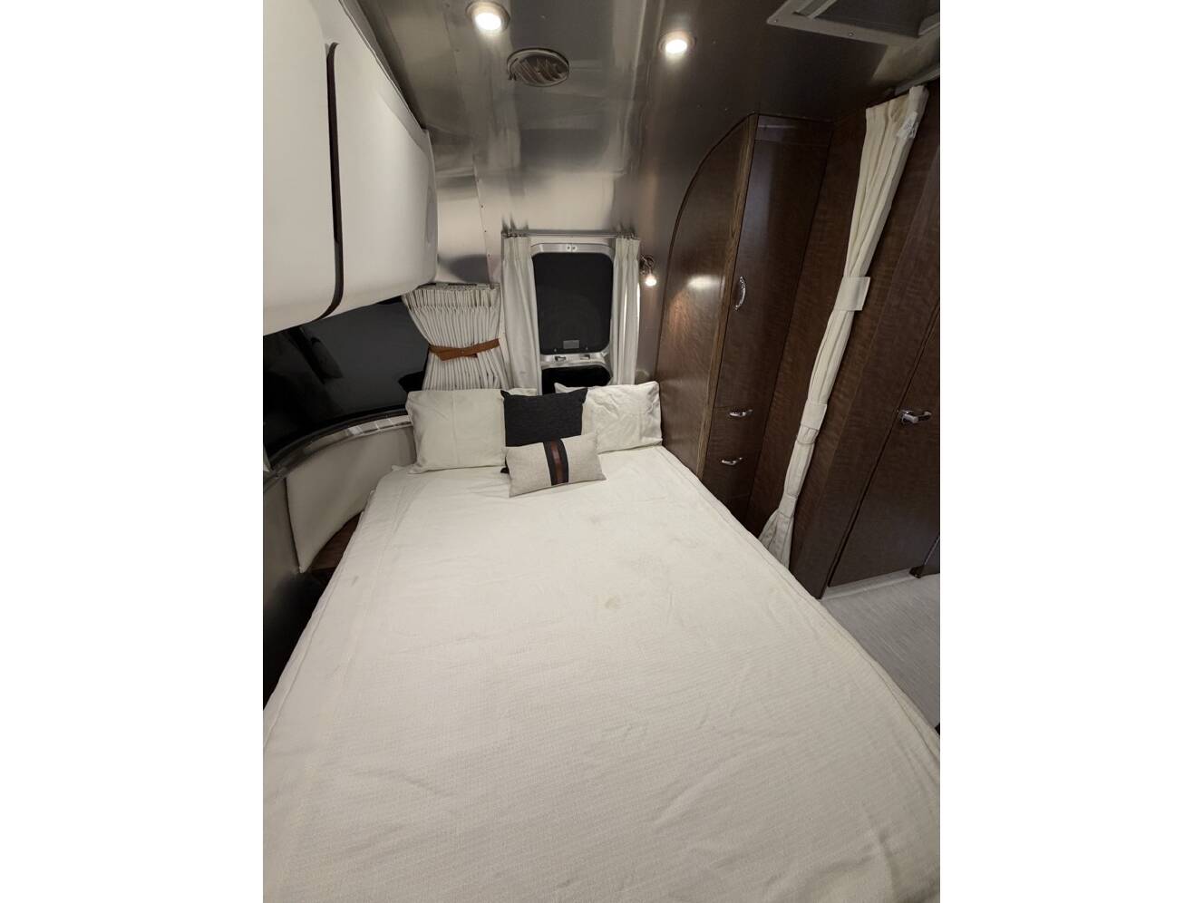 A photo of this 2021 Airstream GLOBETROTTER 25FBQ