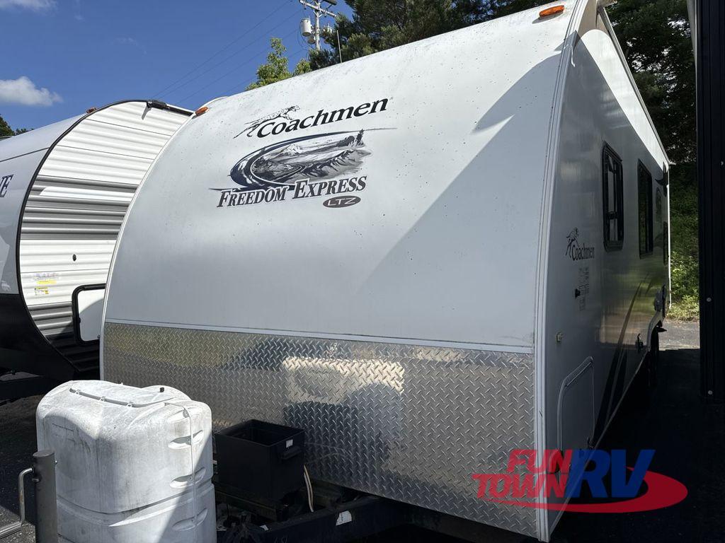 2013 Coachmen Rv Freedom Express 230BH in rockford MI