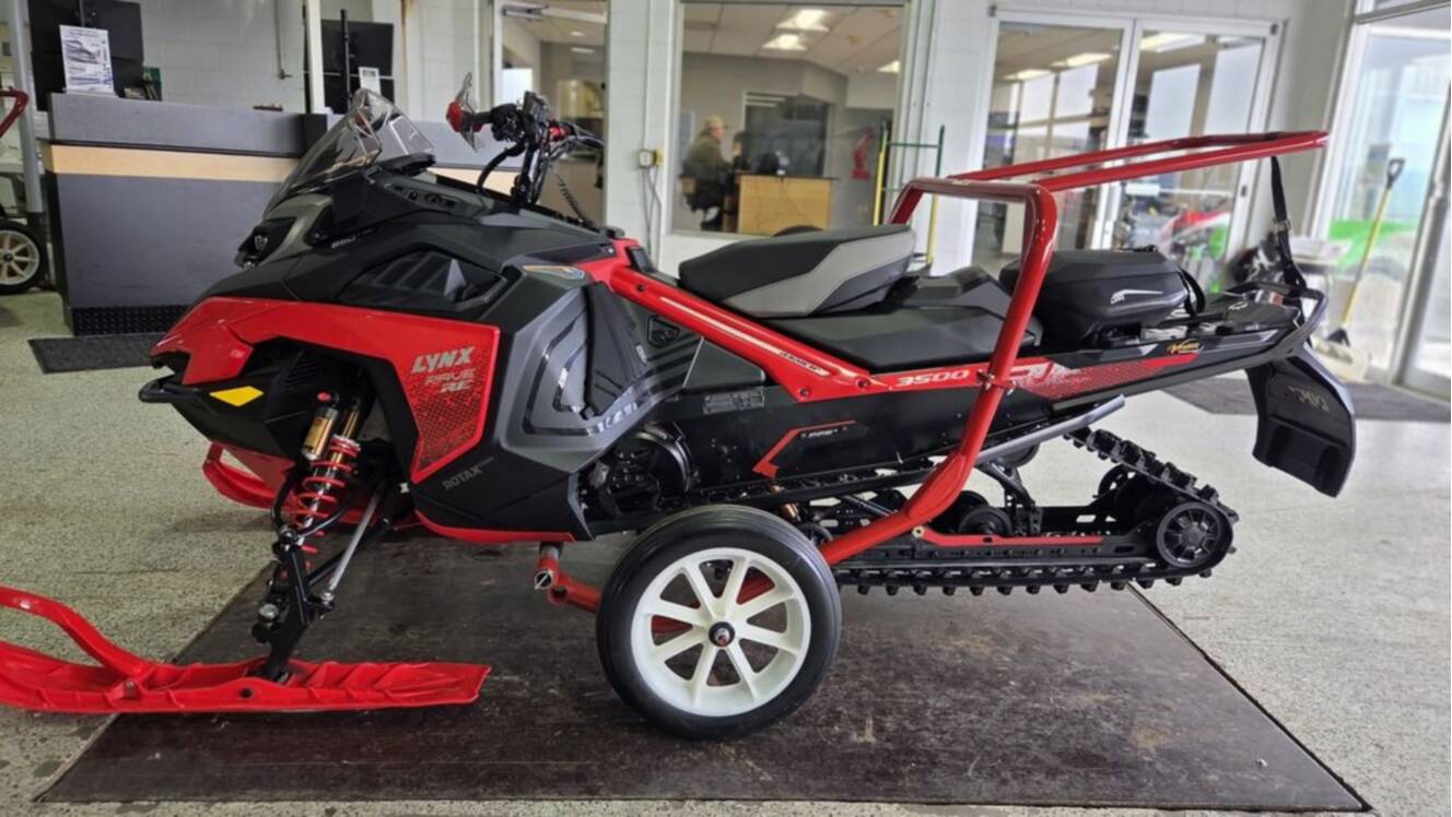 A photo of this 2026 Lynx® Rave RE 850 E-TEC_10.25in