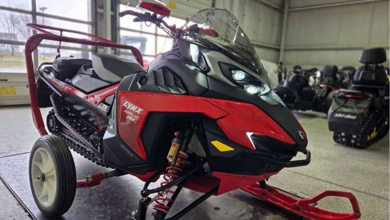 A photo of this 2026 Lynx® Rave RE 850 E-TEC_10.25in
