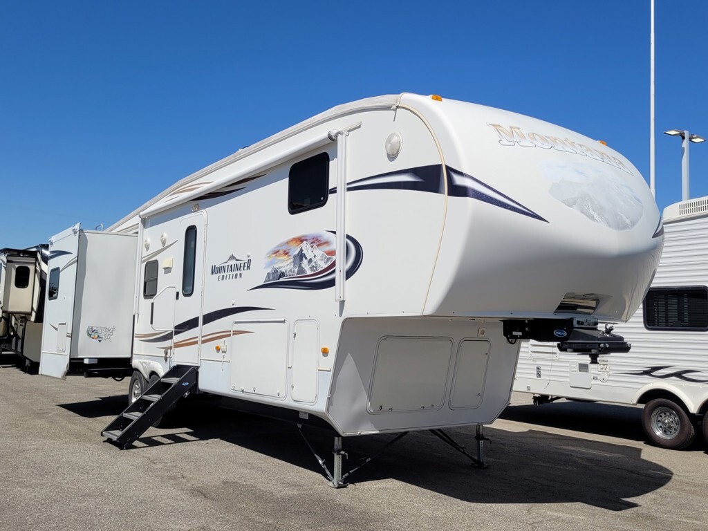 2011 Keystone Rv Mountaineer 326RLT in bakersfield CA