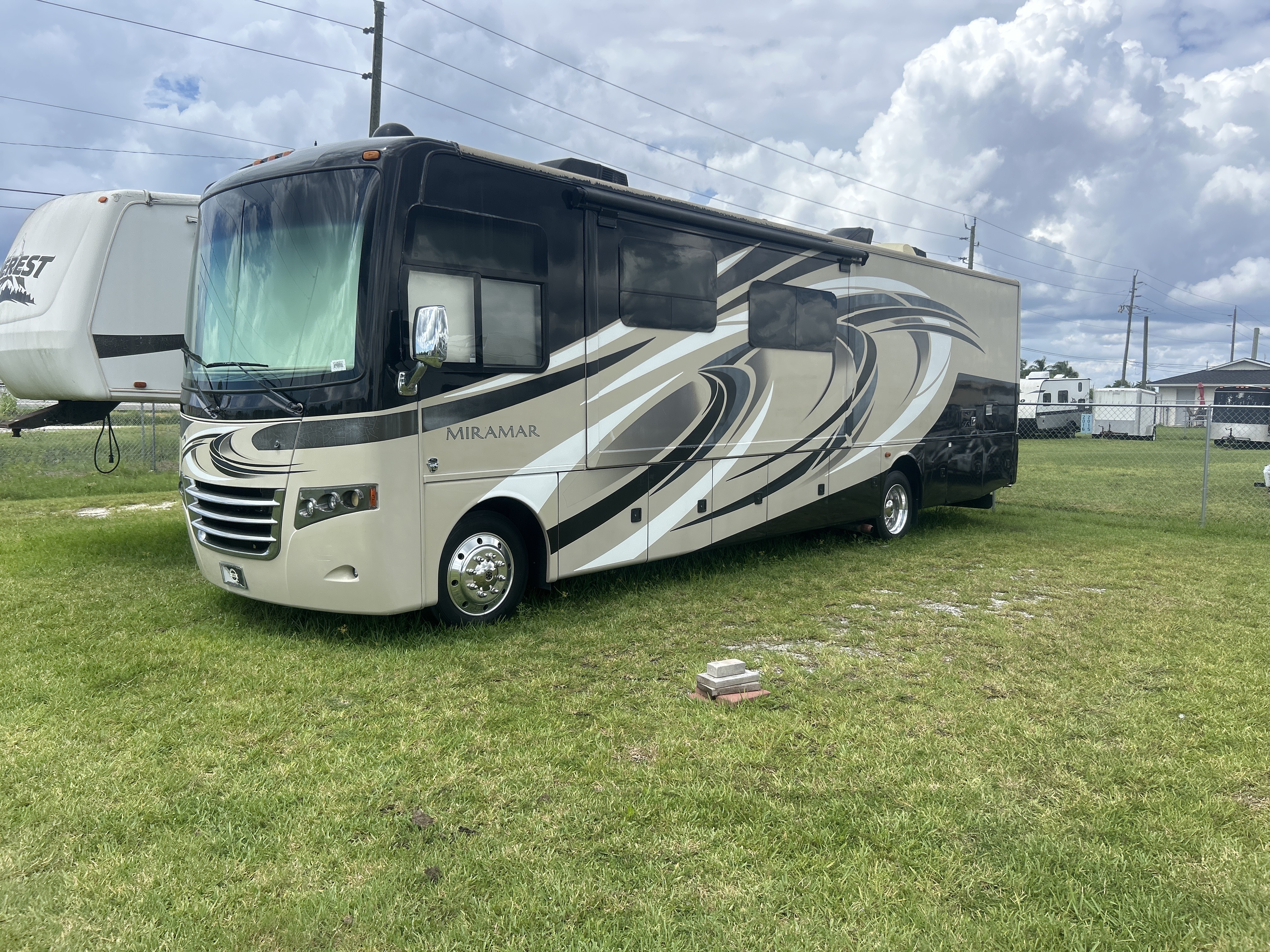 2017 Thor Motor Coach MIRAMAR 35.2 RV