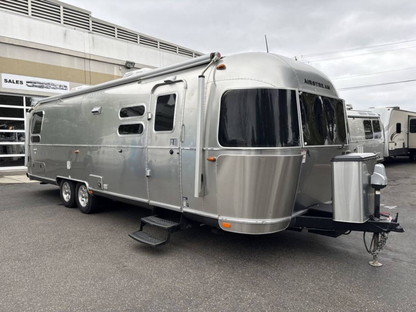 A photo of this 2016 Airstream International 30RBQ