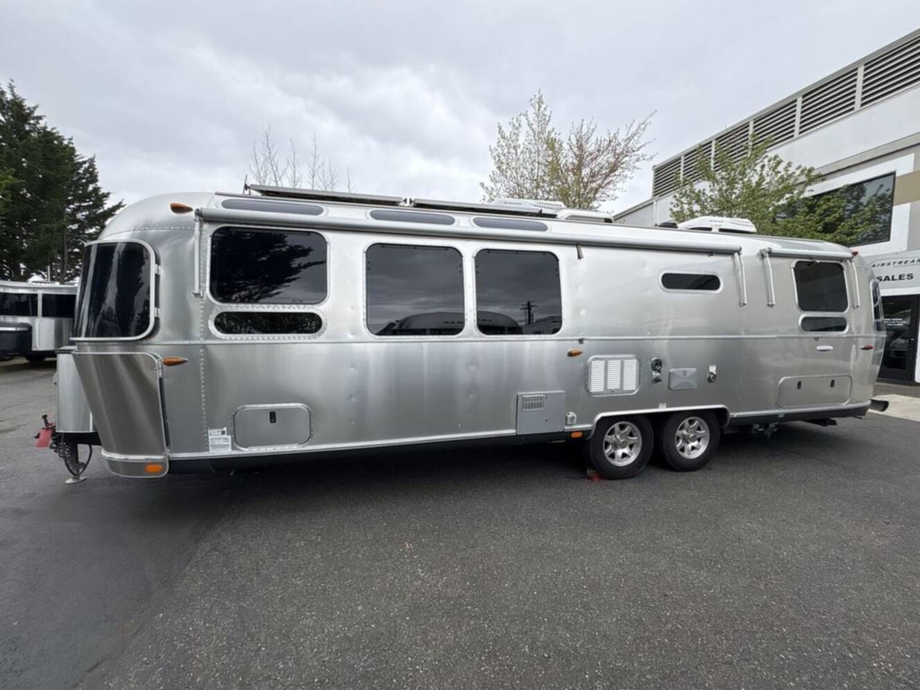 A photo of this 2016 Airstream International 30RBQ