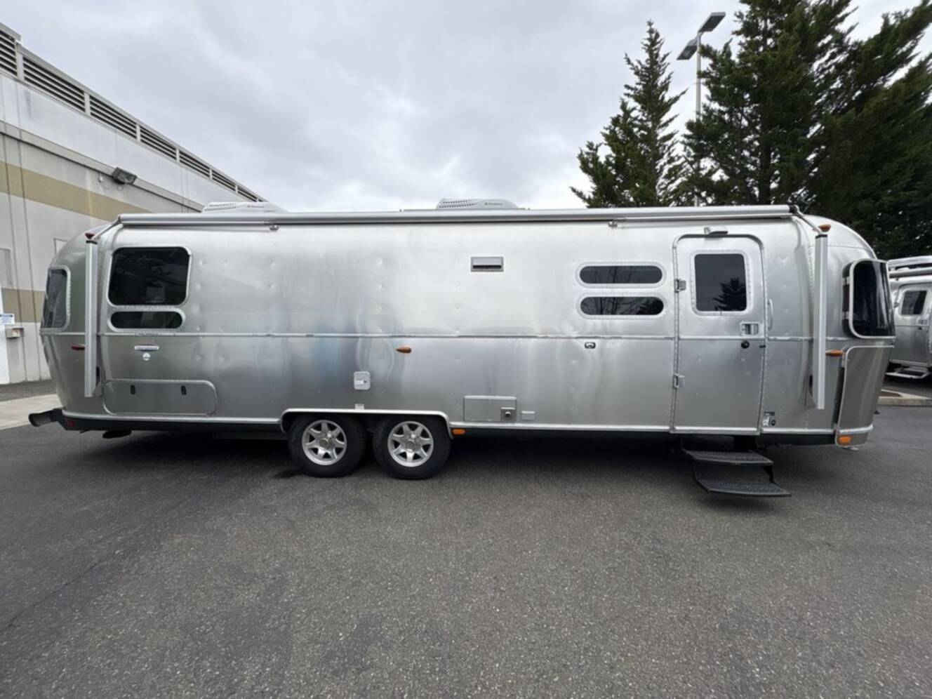 A photo of this 2016 Airstream International 30RBQ