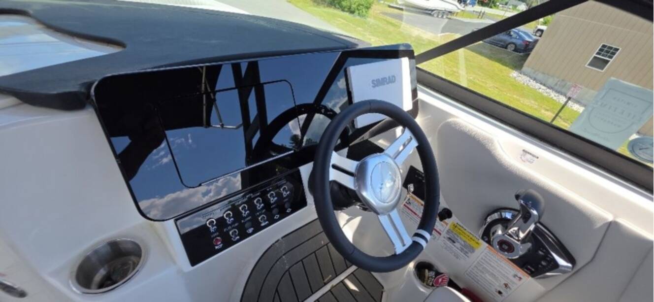 A photo of this 2026 Sea Ray SDX 250 Outboard