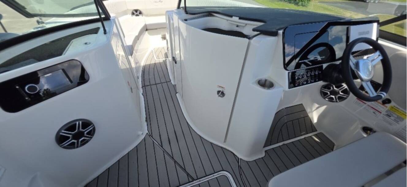 A photo of this 2026 Sea Ray SDX 250 Outboard